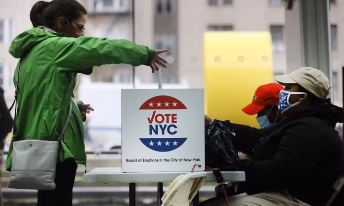 Người dân bỏ phiếu sớm tại thành phố New York, Mỹ, hôm 28/10. Ảnh: AFP.