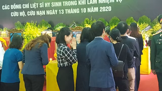 Cán bộ, người dân Thừa Thiên Huế khóc nức nở khi đi qua linh cửu ông Nguyễn Văn Bình, Chủ tịch UBND huyện Phong Điền.