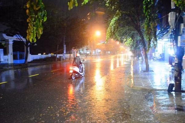 Ở TP Tam Kỳ (Quảng Nam) từ đêm qua đã có mưa to, kèm gió