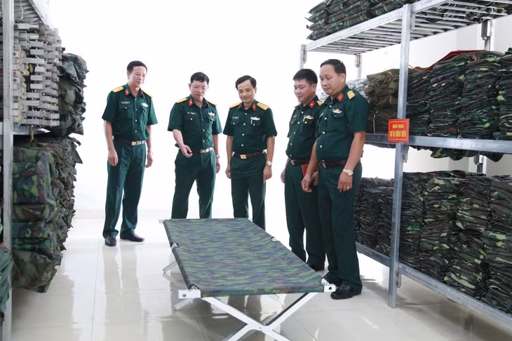 Quân trang luôn được cấp đầy đủ, đúng quy định.