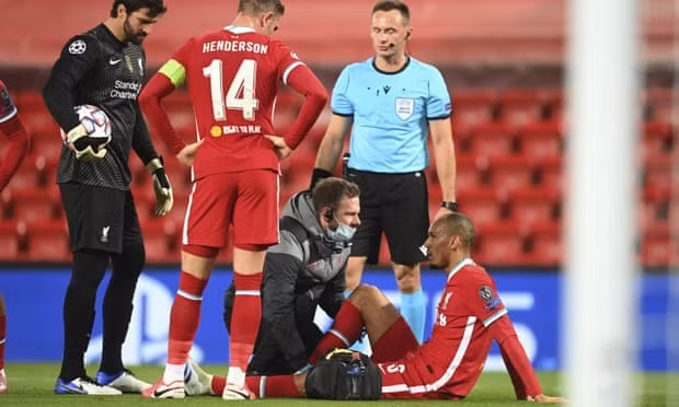Fabinho chấn thương đầu hiệp một, khiến Liverpool nguy cơ mất cả hai trung vệ tốt nhất. Ảnh: AP.