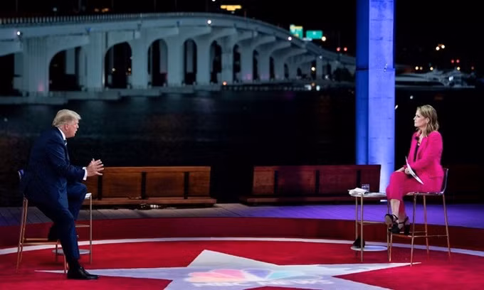 Tổng thống Mỹ Donal Trump (trái) trong phiên hỏi đáp mô hình tòa thị chính do NBC News tổ chức tối 15/10. Ảnh: AFP.