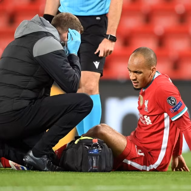  Sau Van Dijk, tới lượt Fabinho dính chấn thương.