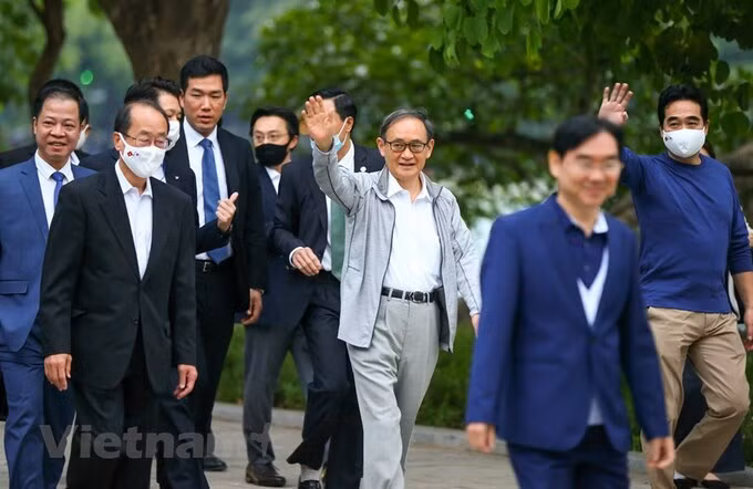 Thủ tướng Nhật Bản Suga Yoshihide tại Hồ Gươm sáng nay. Ảnh: Vietnam+.