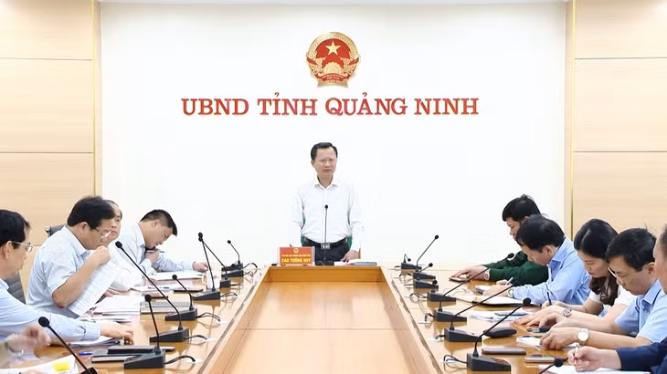 Đồng chí Cao Tường Huy, Phó Chủ tịch Thường trực UBND tỉnh chủ trì cuộc họp