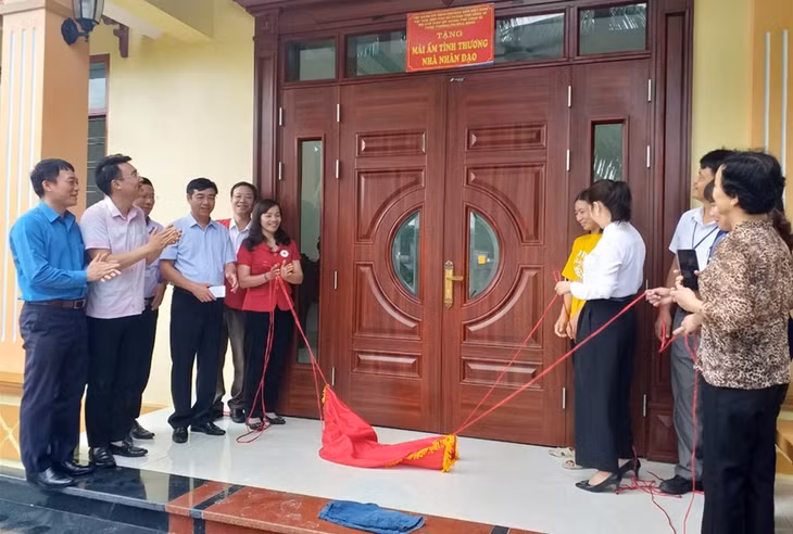 Lãnh đạo Hội CTĐ tỉnh và Hội CTĐ thành phố cùng ban, ngành, đoàn thể TP Uông và chính quyền địa phương kéo băng khánh thành Nhà nhân đạo cho chị Đặng Thái Hà ở tổ 2, khu Tân Lập 1, phường Phương Đông, tháng 10/2020.