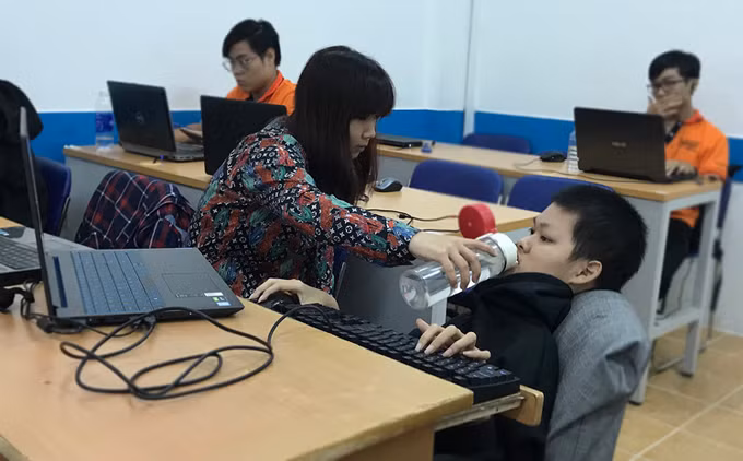  Hàng ngày, chị Nguyệt đeo một ba lô đến lớp, trong đó đựng nước cho con trai. Vài năm gần đây chị bị thoái hóa cột sống nên không thể bế con vào nhà vệ sinh. Chị mang dụng cụ để tranh thủ giờ ra chơi mọi người ra ngoài hết thì cho con đi tiểu tiện. Ảnh: Tô Thương.