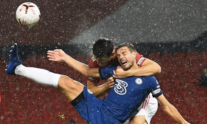 Tình huống Maguire khóa cổ Azpilicueta trong cấm địa. Đội trưởng Chelsea bị ngã sau đó, nhưng đội khách không được hưởng phạt đền. Ảnh: Reuters.