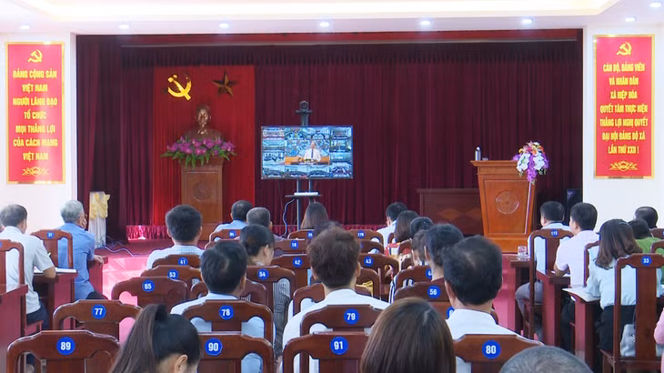 Đảng viên Đảng bộ xã Hiệp Hòa, TX Quảng Yên, nghe quán triệt Nghị quyết Đại hội Đảng bộ tỉnh lần thứ XV