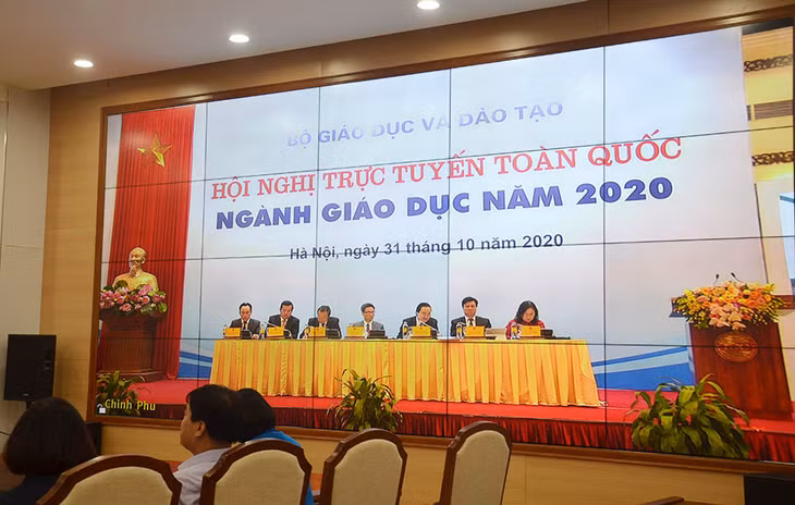 Bộ GD&ĐT phát động cán bộ, giáo viên toàn ngành giáo dục trong cả nước ủng hộ thầy, trò ngành giáo dục miền Trung khắc phục hậu quả của bão, lũ. 