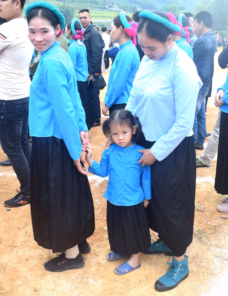 Theo mẹ đi lễ hội
