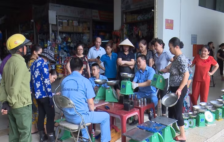 Cán bộ Sở KH&CN kiểm định cân tại chợ Hạ Long I.