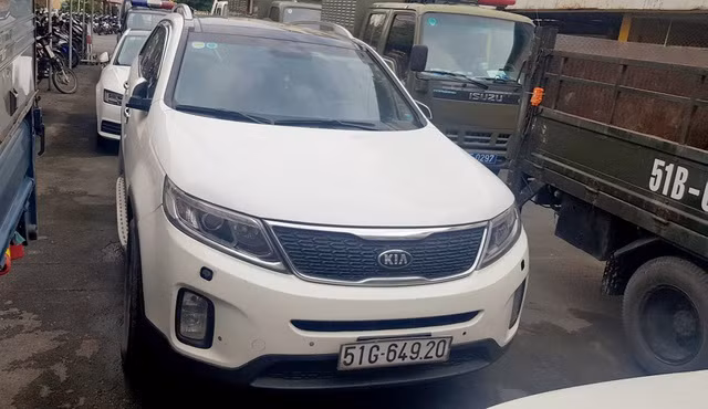 Ô tô mà nhóm của Đạt dùng để chở ông N. từ Cần Thơ lên TPHCM đang bị công an tạm giữ để điều tra