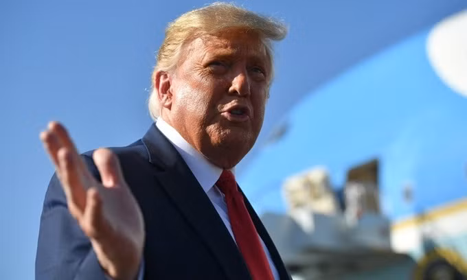 Trump trả lời phóng viên trên đường băng sân bay tại bang Arizona hôm 19/10. Ảnh: AFP.