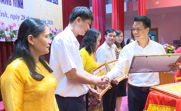 các tập thể, cá nhân được nhận bằng khen, giấy khen của UBND tỉnh và Sở LĐ-TB&XH đã có thành tích xuất sắc trong công tác đào tạo nghề cho LĐNT trong 10 năm qua.