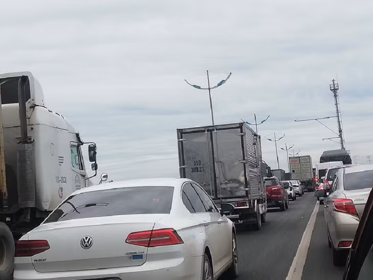 Hiện trường cháy xe gây kẹt cứng trên cao tốc TP.HCM- Trung Lương