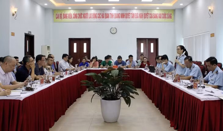 Lãnh đạo Chi cục Hải quan cửa khẩu Móng Cái giải đáp các thắc mắc của doanh nghiệp
