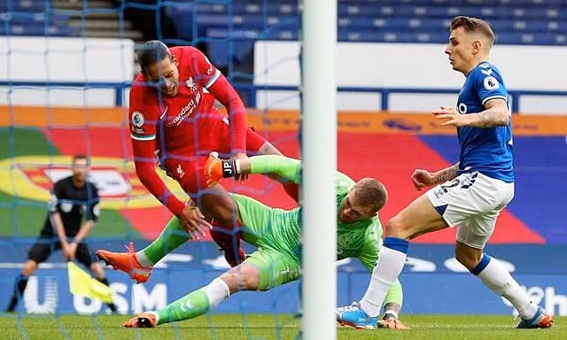 Van Dijk (áo đỏ) chấn thương sau khi va chạm với thủ môn Pickford ở trận derby Merseyside hôm 17/10. Ảnh: Reuters