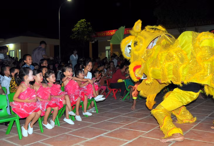 Các bạn nhỏ xã Kỳ Thượng hân hoan, vui mừng với các tiết mục văn nghệ trong đêm Trung thu.