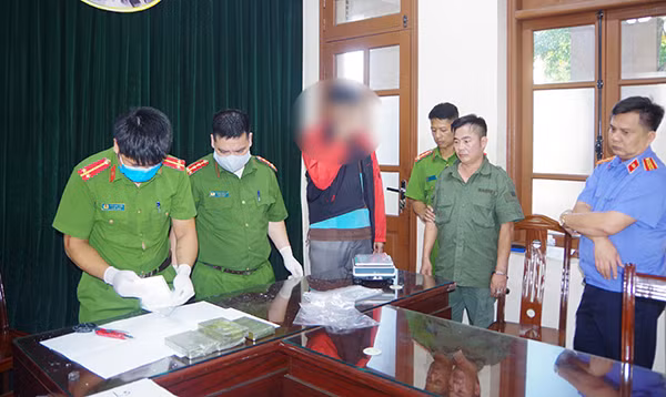 Đối tượng Lý Văn Tạ và tang vật.