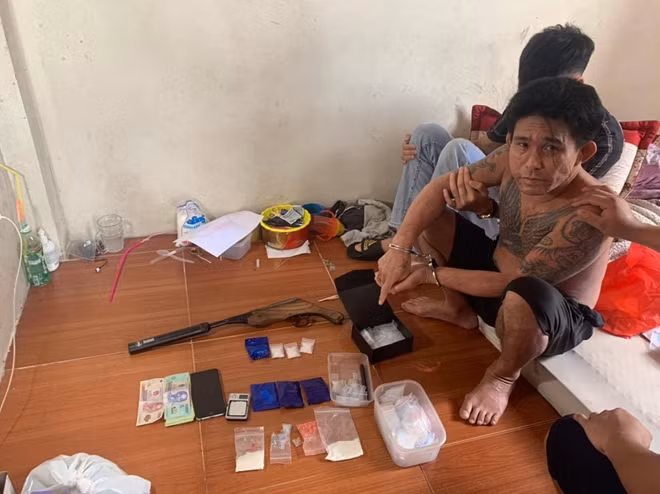 Các đối tượng và tang vật.