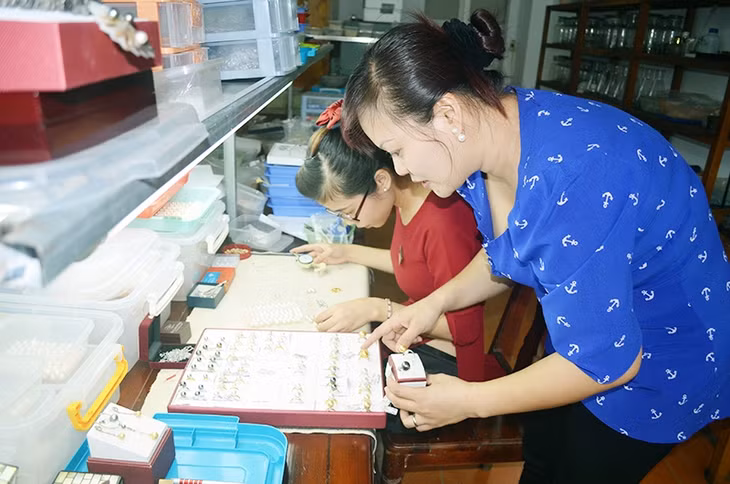 Chế tác sản phẩm từ ngọc trai tại Công ty CP Ngọc trai Hạ Long