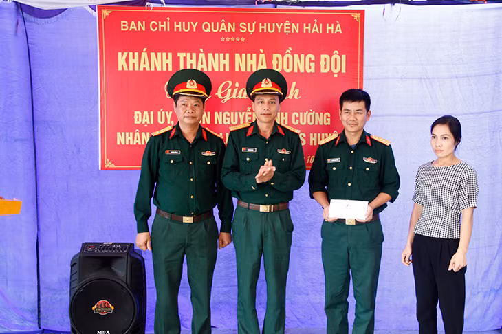 Lãnh đạo Ban CHQS huyện Hải Hà, trao quà ủng hộ gia đình đồng chí Cường.