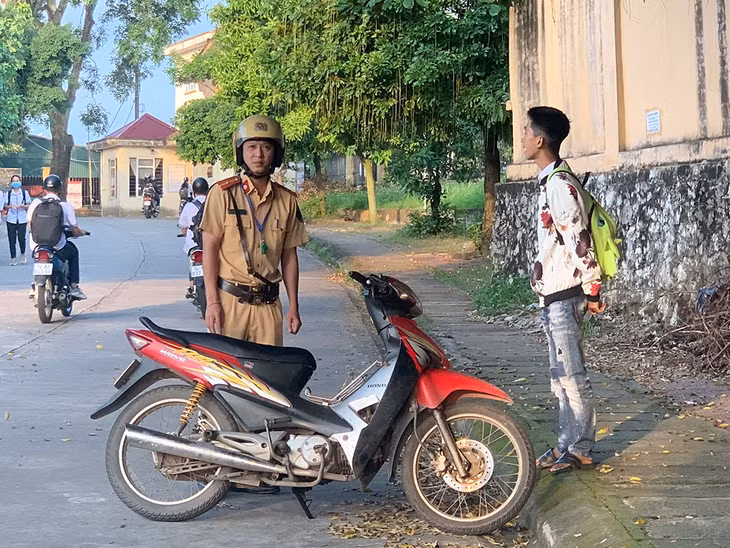 CSGT Công an TX Đông Triều tạm giữ trường hợp học sinh điều khiển xe mô tô đến trường.