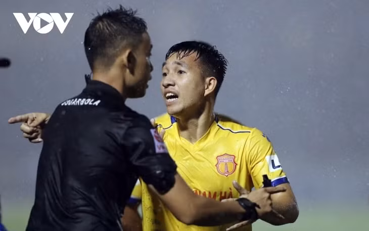 Nam Định là nạn nhân của trọng tài ở vòng đấu trước (Ảnh: Minh Hoàng).