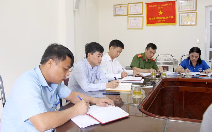 Các đảng viên Đảng bộ phường Hồng Hà (TP Hạ Long) nghiêm túc t