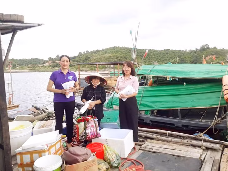 Hội LHPN TP Hạ Long tuyên truyền cho các ngư dân trên địa bàn phường Hà Phong thay thế việc sử dụng túi nilon sử dụng 1 lần bằng túi nilon dễ phân hủy.