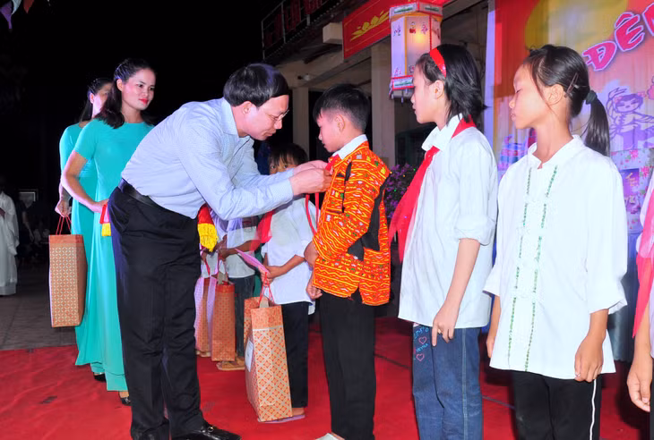 Đồng chí Nguyễn Xuân Ký ân cần trò chuyện, động viên và tặng quà cho các em học sinh có hoàn cảnh khó khăn trên địa bàn xã Đạp Thanh.