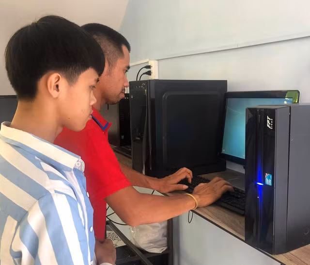 Dàn máy tính két nối Internet ở thư viện.