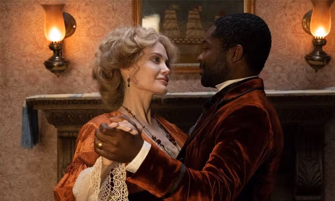 Angelina Jolie (trái) và David Oyelowo trong phim 