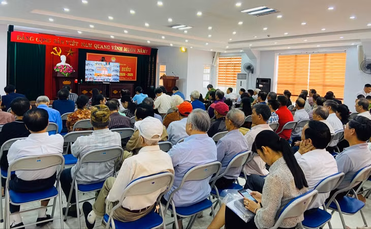 Đảng viên Đảng bộ phường Hòn Gai, TP Hạ Long dự nghe quán triệt trực tuyến Nghị quyết Đại hội Đảng bộ tỉnh lần thứ XV