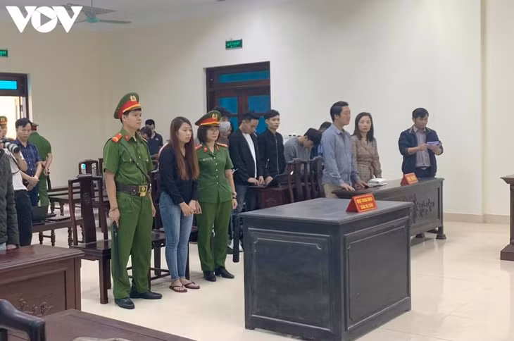 Bị cáo Nguyễn Thị Thu (áo đen) tại phiên xử sơ thẩm. (Ảnh: Lan Anh)