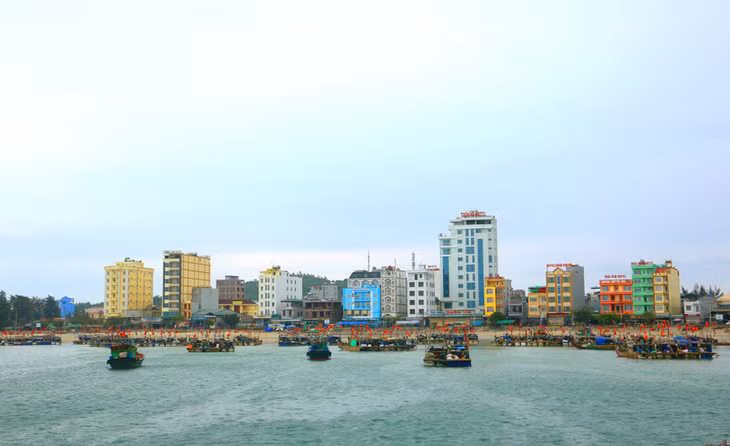 Tàu thuyền khắp nơi đổ về Cô Tô buôn bán làm ăn.