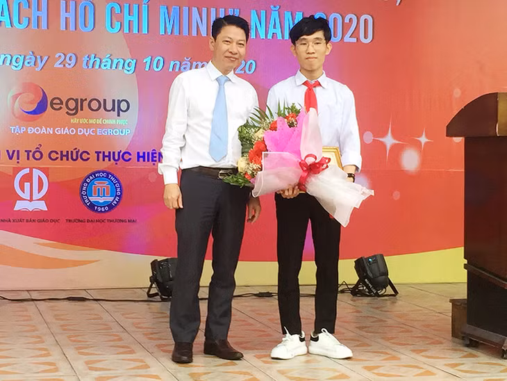 Tiến sĩ Nguyễn Xuân An Việt, Phó Vụ trưởng Vụ GDCT và công tác HSSV (Bộ GD và ĐT) trao giải cho em Trần Đức Trí Nghĩa.
