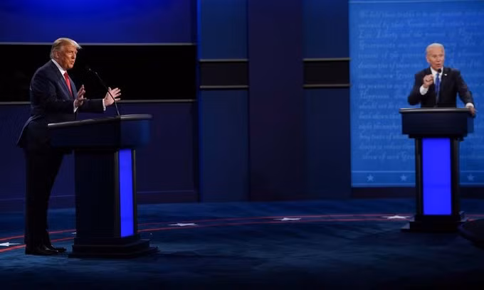 Tổng thống Trump (trái) và ứng viên đảng Dân chủ Joe Biden trong cuộc tranh luận cuối cùng ở thành phố Nashville, bang Tennesse, hôm 22/10. Ảnh: AFP.