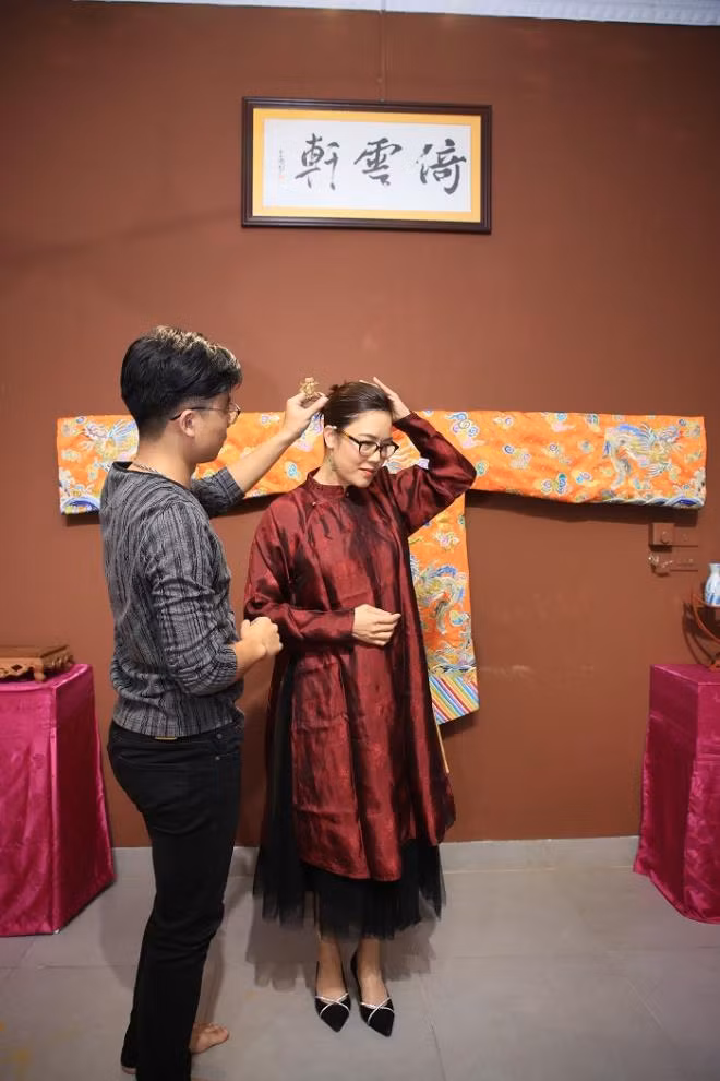 Thu Phương làm việc với NTK để có được bộ trang phục hoàn hảo trong tiết mục đặc biệt về Nam Phương hoàng hậu.