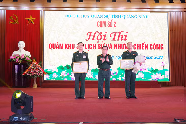 Ban tổ chức trao giải cho các đội thi hoàn thành xuất sắc các phần thi