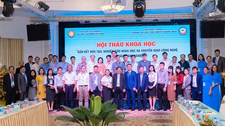 Các đại biểu chụp ảnh lưu niệm tại hội thảo.