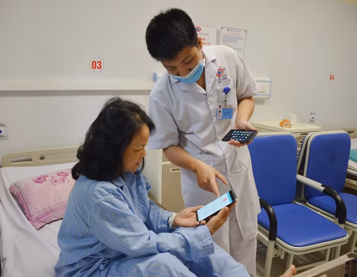 Bác sĩ tư vấn cho người bệnh cài đặt ứng dụng 
