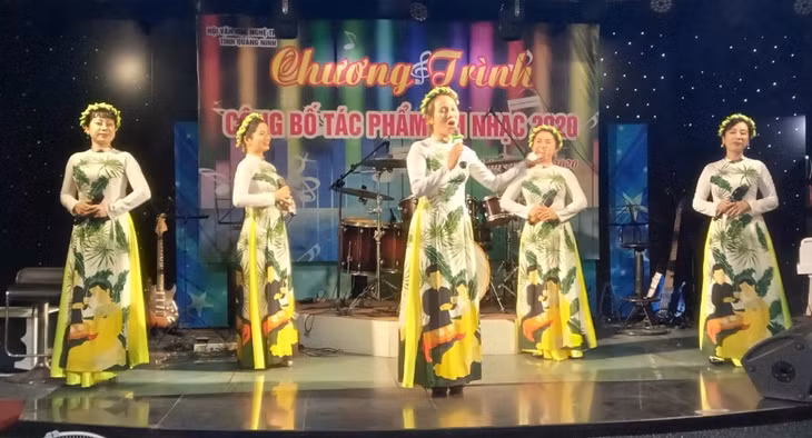 Tốp ca nữ thể hiện bài hát 