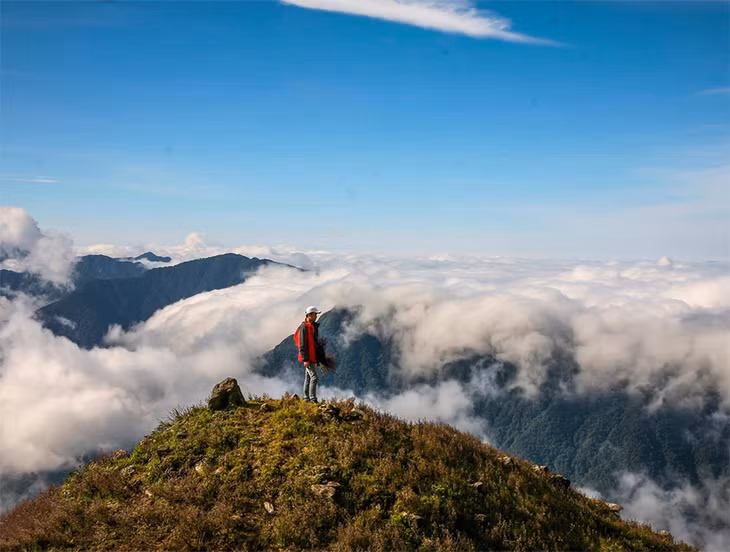 Tà Nhì Chù - nóc nhà của tỉnh Yên Bái có chiều cao 2.979 m là đỉnh cao thứ 7 Việt Nam nằm ở khu vực xã Xà Hồ, huyện Trạm Tấu, tỉnh Yên Bái. Đỉnh núi này được du khách chinh phục lần đầu tiên vào năm 2013 và được mệnh danh là 