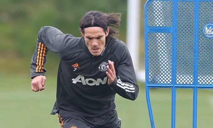 Cavani mới tập một buổi cùng toàn đội Man Utd, nên không đến Paris thi đấu. Ảnh: MUFC