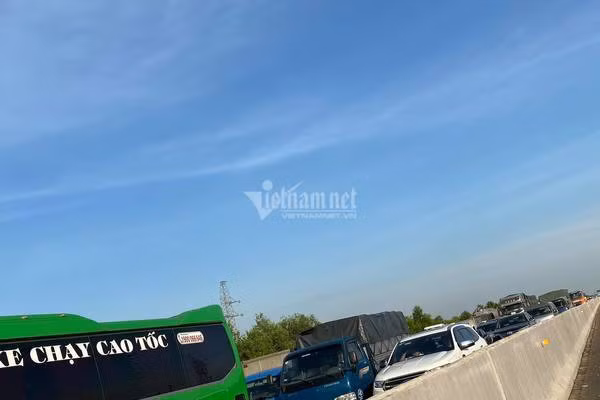 Tắc đường từ hướng Hải Phòng đi Hà Nội