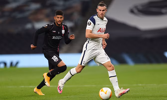 Bale lần đầu đá chính cho Tottenham, kể từ tháng 5/2013. Ảnh: EPA