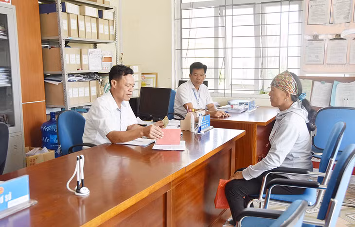 Người dân luôn được tạo điều kiện thuận lợi khi đến giải quyết TTHC tại Bộ phận tiếp nhận và trả kết quả hiện đại xã Quảng Tân.
