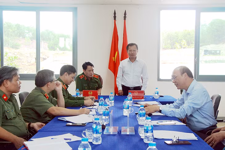 Đồng chí Cao Tường Huy, Phó Chủ tịch TT UBND tỉnh phát biểu tại buổi làm việc.